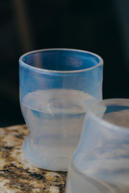Ella Einhell macht aus Knochen Glas und greift dabei auf eine alte Tradition zurück. Für ihre Glasprodukte nutzt sie Abfälle aus der Fleischindustrie, um ihnen einen neuen Wert zu geben. Was das mit Kreislaufwirtschaft zu tun hat und wie sie überhaupt auf die Idee kam, mit Knochenresten zu arbeiten. fotografie, fotodesign, Photography, Grafik Design, Design, Kommunikation, visuelle Komunikation, Frau Tonis Parfum, Kampagnen, Berlin