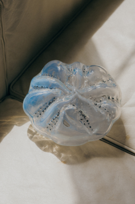 Ella Einhell macht aus Knochen Glas und greift dabei auf eine alte Tradition zurück. Für ihre Glasprodukte nutzt sie Abfälle aus der Fleischindustrie, um ihnen einen neuen Wert zu geben. Was das mit Kreislaufwirtschaft zu tun hat und wie sie überhaupt auf die Idee kam, mit Knochenresten zu arbeiten. fotografie, fotodesign, Photography, Grafik Design, Design, Kommunikation, visuelle Komunikation, Frau Tonis Parfum, Kampagnen, Berlin