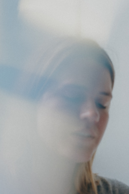 Ella Einhell macht aus Knochen Glas und greift dabei auf eine alte Tradition zurück. Für ihre Glasprodukte nutzt sie Abfälle aus der Fleischindustrie, um ihnen einen neuen Wert zu geben. Was das mit Kreislaufwirtschaft zu tun hat und wie sie überhaupt auf die Idee kam, mit Knochenresten zu arbeiten. fotografie, fotodesign, Photography, Grafik Design, Design, Kommunikation, visuelle Komunikation, Frau Tonis Parfum, Kampagnen, Berlin