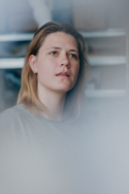 Ella Einhell macht aus Knochen Glas und greift dabei auf eine alte Tradition zurück. Für ihre Glasprodukte nutzt sie Abfälle aus der Fleischindustrie, um ihnen einen neuen Wert zu geben. Was das mit Kreislaufwirtschaft zu tun hat und wie sie überhaupt auf die Idee kam, mit Knochenresten zu arbeiten. fotografie, fotodesign, Photography, Grafik Design, Design, Kommunikation, visuelle Komunikation, Frau Tonis Parfum, Kampagnen, Berlin