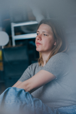 Ella Einhell macht aus Knochen Glas und greift dabei auf eine alte Tradition zurück. Für ihre Glasprodukte nutzt sie Abfälle aus der Fleischindustrie, um ihnen einen neuen Wert zu geben. Was das mit Kreislaufwirtschaft zu tun hat und wie sie überhaupt auf die Idee kam, mit Knochenresten zu arbeiten. fotografie, fotodesign, Photography, Grafik Design, Design, Kommunikation, visuelle Komunikation, Frau Tonis Parfum, Kampagnen, Berlin